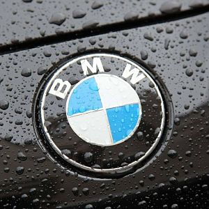 8937_The-BMW-logo-on-a-black-car-with-raindrops